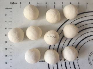 5、糖三角,取出揉匀排气分成十个小剂子