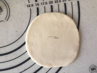 6、糖三角,取一个擀成饺子皮大小的，不要太薄