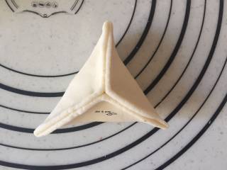 8、糖三角,捏成糖三角，捏的时候捏口向下一点，上面就会有胖嘟嘟的边缘