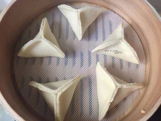 9、糖三角,全部做好放入蒸锅中