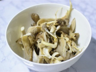 1、干炸鲜蘑,鲜蘑去根洗净，掰成小块。