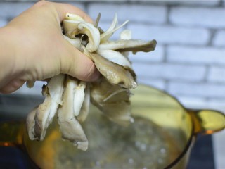 2、干炸鲜蘑,锅中水开，加入鲜蘑