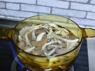 3、干炸鲜蘑,煮三分钟