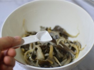 5、干炸鲜蘑,加盐