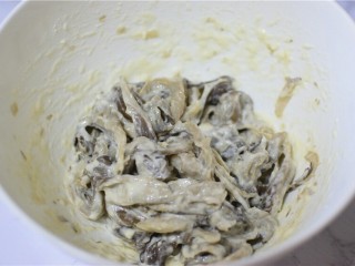9、干炸鲜蘑,拌匀