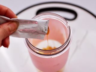 5、香蕉蜂蜜奶昔,加入蜂蜜，不喜欢喝蜂蜜的也可以加冰糖或是白砂糖。