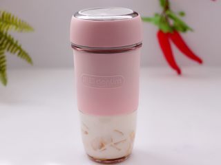 7、香蕉蜂蜜奶昔,把所有的食材都放入后，盖上盖子。