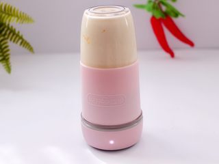 8、香蕉蜂蜜奶昔,启动电源打成汁就可以了。