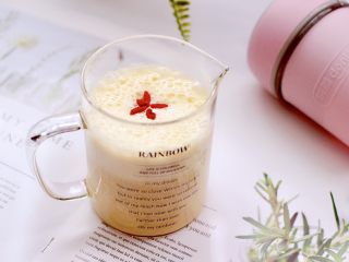 11、香蕉蜂蜜奶昔,简直不要太好喝，点缀上枸杞，超级美腻有木有。