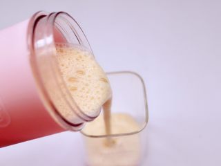 9、香蕉蜂蜜奶昔,把打好的汁，倒入杯子里就可以喝了。