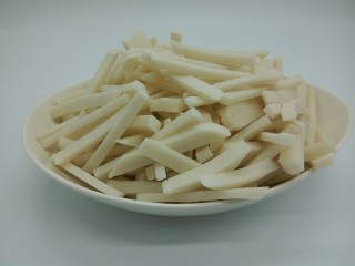 1、绿色美食+大杂烩年糕汤,年糕350克，一家三口够吃了