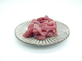 2、绿色美食+大杂烩年糕汤,瘦肉切细丝，加料酒，生抽，十三香，淀粉少许，腌制一下