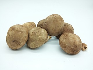 6、绿色美食+大杂烩年糕汤,香菇6朵，多吃香菇可以通过人体免疫力，通过抵抗力