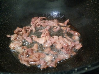 9、绿色美食+大杂烩年糕汤,蒜泥少许，爆香，加瘦肉丝翻炒