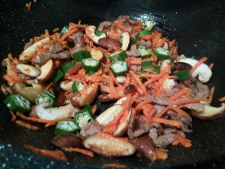 10、绿色美食+大杂烩年糕汤,再加胡萝卜丝，香菇丝，秋葵翻炒