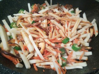 11、绿色美食+大杂烩年糕汤,加年糕翻炒几下，加入生抽，盐调味