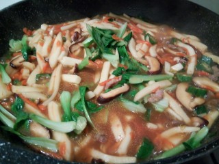 12、绿色美食+大杂烩年糕汤,适量清水，煮开加青菜烫熟，就鸡粉就可以。