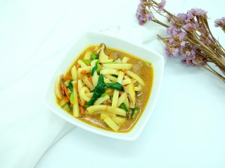 13、绿色美食+大杂烩年糕汤,大杂烩年糕汤就可以吃了。