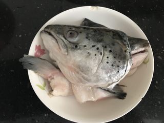 1、三文鱼头粉葛豆腐汤（即滚靓汤）,三文鱼头洗干净沥干水份