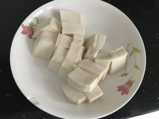3、三文鱼头粉葛豆腐汤（即滚靓汤）,豆腐切块备用
