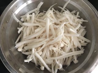 4、三文鱼头粉葛豆腐汤（即滚靓汤）,鲜菇洗干净撕碎