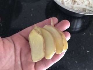 5、三文鱼头粉葛豆腐汤（即滚靓汤）,姜切片