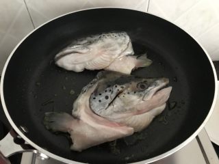 6、三文鱼头粉葛豆腐汤（即滚靓汤）,锅里留油，把鱼头放进去煎（煎过后煲汤会更白）