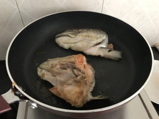 7、三文鱼头粉葛豆腐汤（即滚靓汤）,煎至两面金黄即可