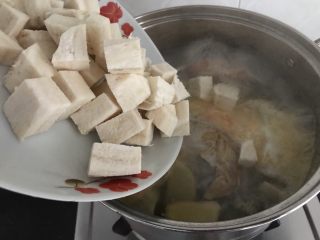 9、三文鱼头粉葛豆腐汤（即滚靓汤）,加入粉葛中火煲约20分钟