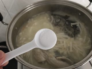 12、三文鱼头粉葛豆腐汤（即滚靓汤）,最后，只需加点盐调味即可！