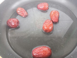 8、红枣红糖水,锅里烧水，放入红枣