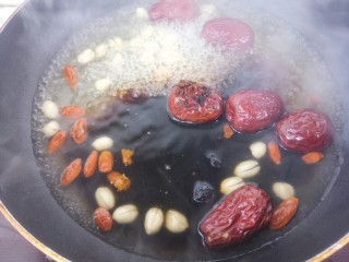 15、红枣红糖水,继续大火烧开
