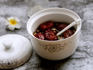 17、红枣红糖水,盛出来喝吧，甜甜的