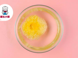 1、电饭煲银耳梨汤【罐头小厨】,银耳1朵用清水泡发