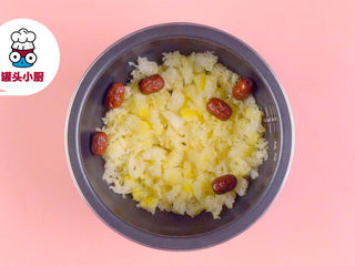 4、电饭煲银耳梨汤【罐头小厨】,将雪梨块、银耳碎、洗净的红枣6个放入电饭煲中，倒入适量清水，选择煲汤键（或煮粥键）炖煮40分钟