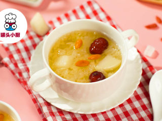 6、电饭煲银耳梨汤【罐头小厨】,煮好的银耳雪梨汤搅拌均匀，盛出装碗即可享用