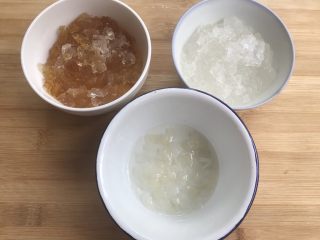 6、桃胶雪燕皂角米银耳羹,泡发之后很多。