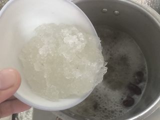 9、桃胶雪燕皂角米银耳羹,把雪燕倒入。