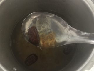 11、桃胶雪燕皂角米银耳羹,煮好啦。