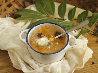 12、桃胶雪燕皂角米银耳羹,趁热吃也可以，还可以放凉后放冰箱冷藏后吃。