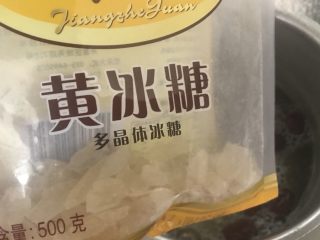 10、桃胶雪燕皂角米银耳羹,加黄冰糖，小火焖煮15分钟。