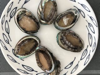 1、蚝汁烧鲍鱼,鲍鱼6个,用刷子清洗干净,水果刀将鲍鱼与壳分离,清理鲍鱼内脏。因为你会发现它的壳好美好美。肉肉周围一圈褶皱的黑泥刮洗干净,然后用水冲洗得干干净净的。用小刀尖伸进去贴着壳壁下刀把鲍鱼肉和壳分离。把鲍鱼的黑色内脏部分剪去,屁屁那里也要用手把里面的东西挤出。这样就全部宰杀完毕,可以烹饪了。