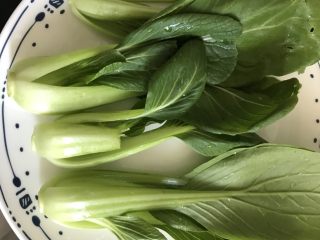 3、蚝汁烧鲍鱼,准备清洗好的小青菜4颗