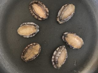 7、蚝汁烧鲍鱼,将清洗好的鲍鱼放入锅中