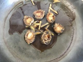 11、蚝汁烧鲍鱼,放入10g生姜翻炒去腥,出锅备用