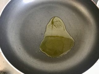 12、蚝汁烧鲍鱼,净锅放油15g