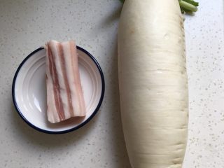 1、肉汁萝卜,准备食材
