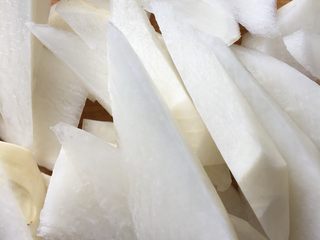 2、肉汁萝卜,萝卜去皮切块