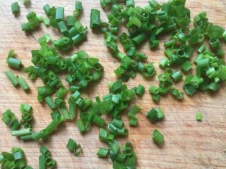 3、肉汁萝卜,葱切段