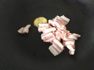 5、肉汁萝卜,肉片加姜片下锅翻炒干再加油，这样油不会溅出